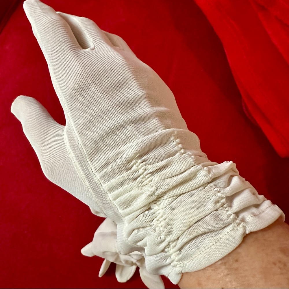 EUC Vintage 1960s White Evening Gloves - Size M